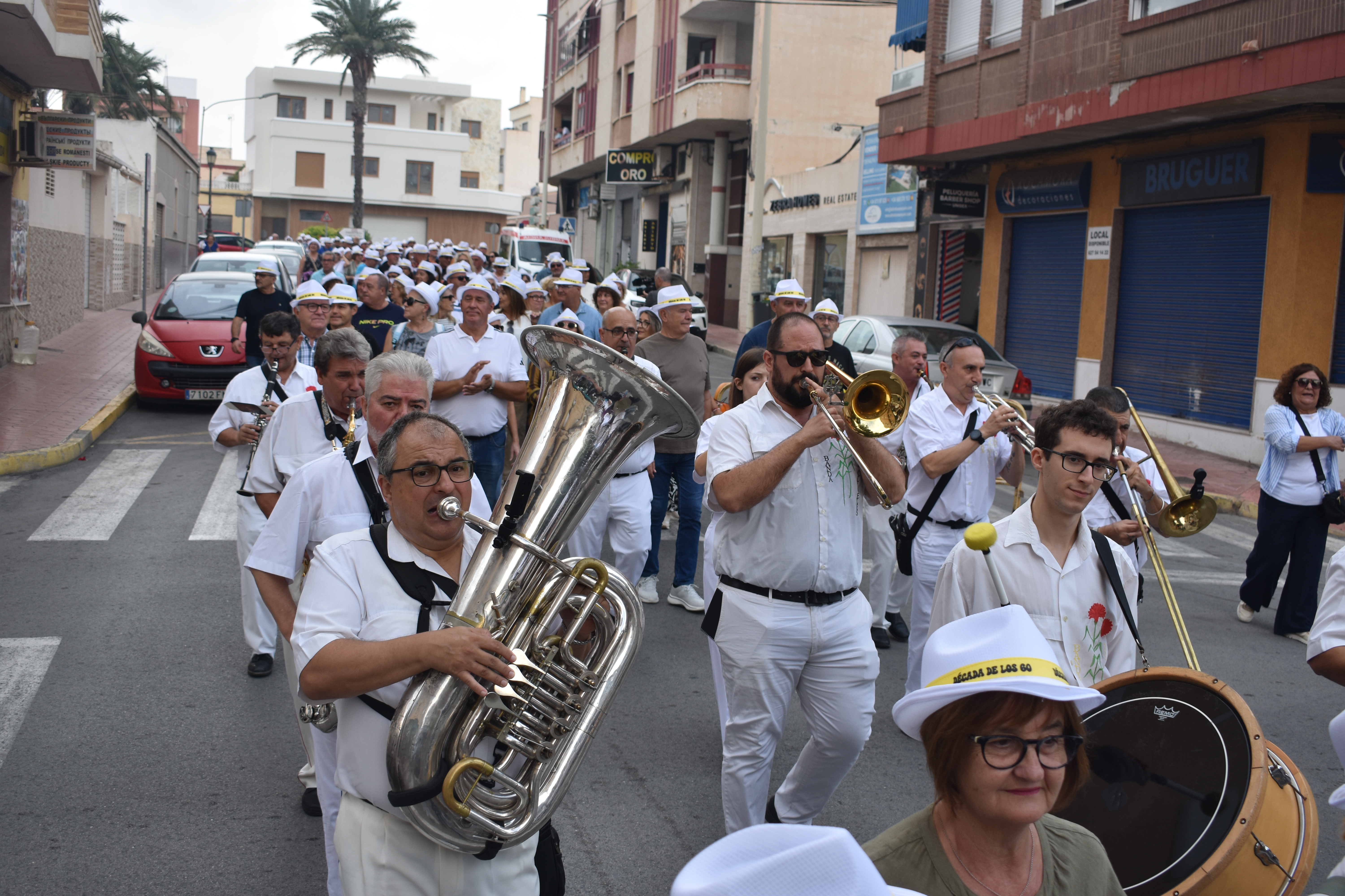 Guardamar reúne a toda una generación en la gran Fiesta de la Década de los 60 (foto 3)