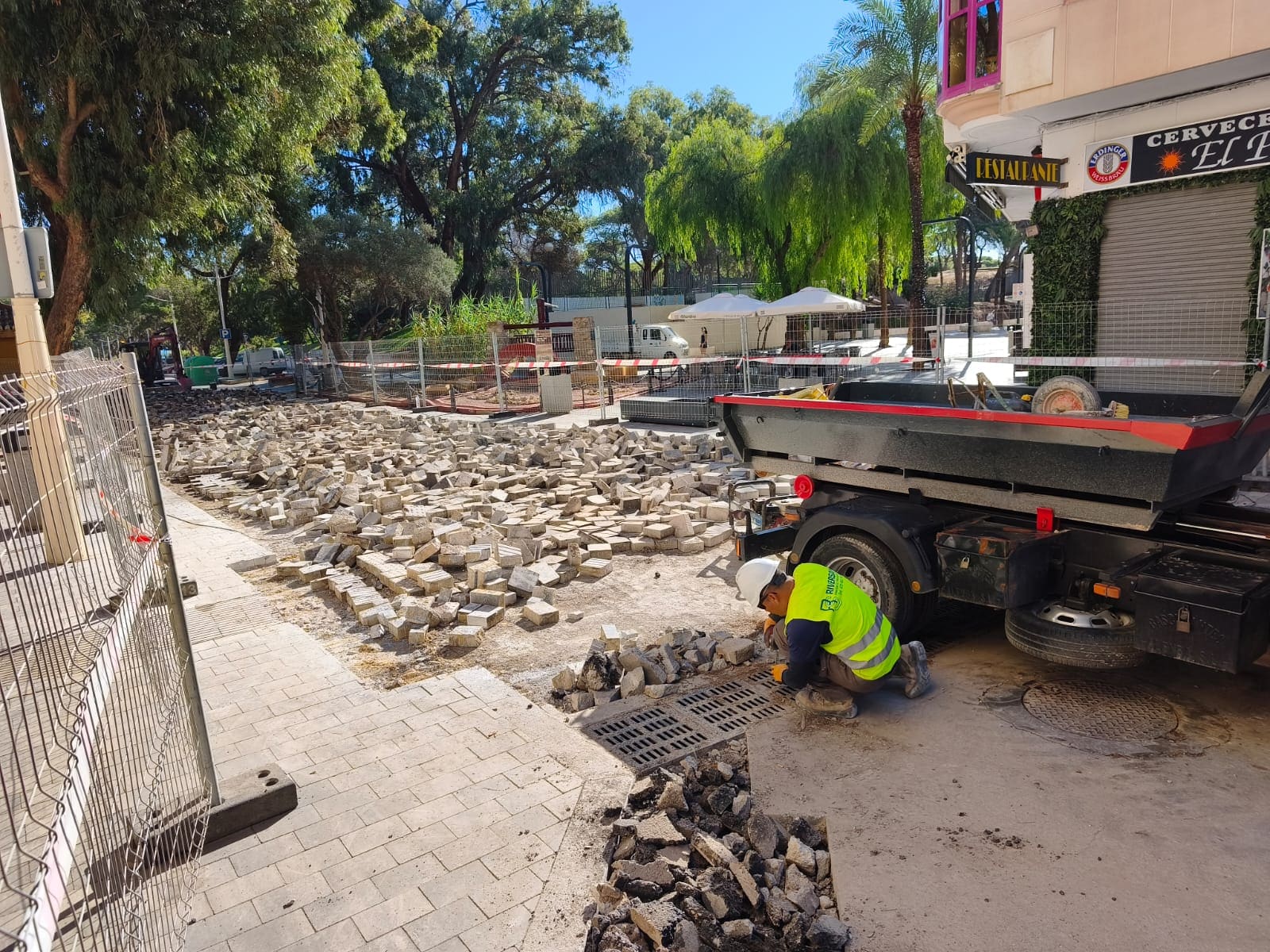 La avenida Ingeniero Mira dice adiós al adoquín: arrancan las obras para asfaltar la calzada