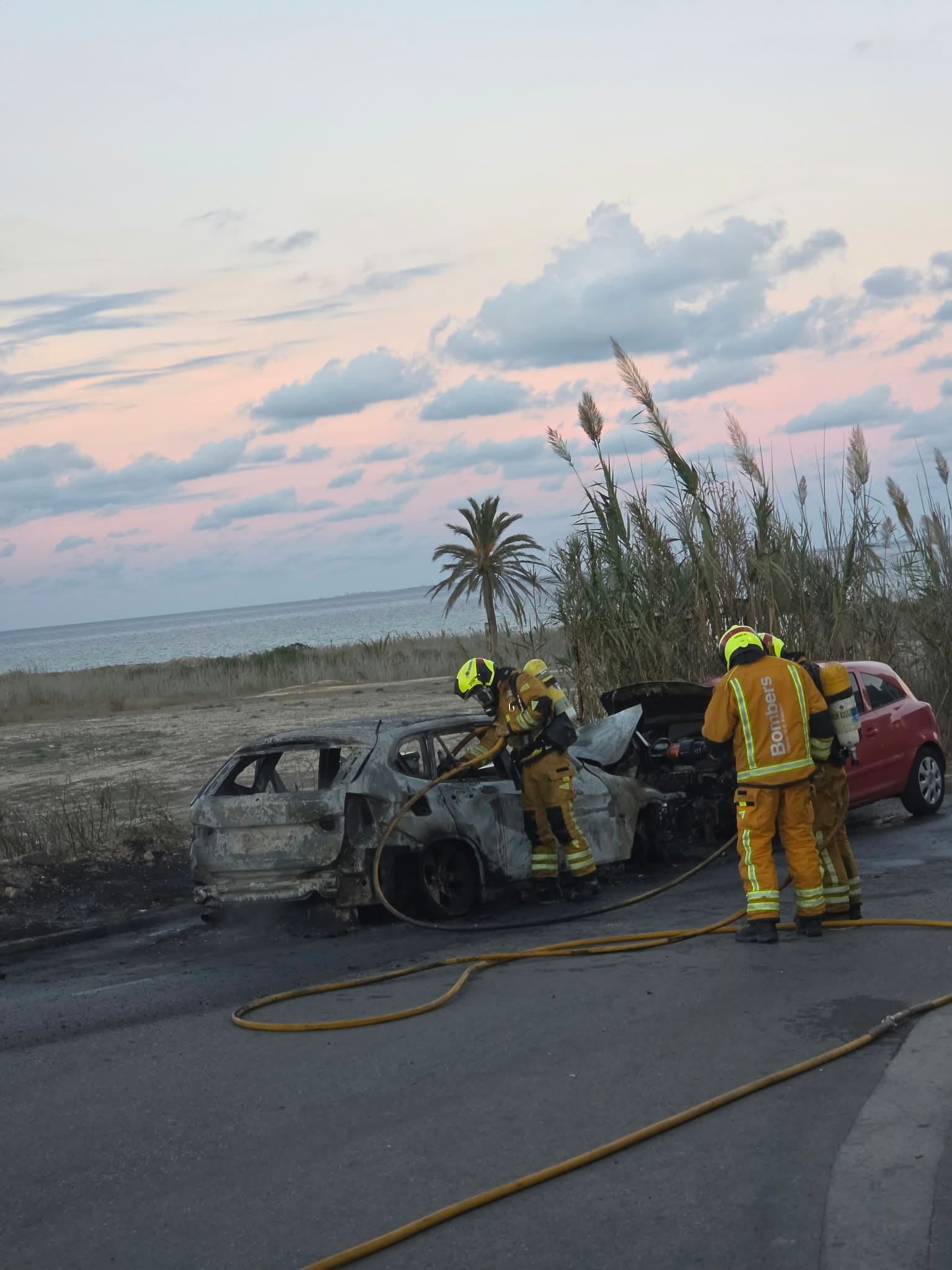 Incendio de dos coches en la zona de Campomar, en Guardamar