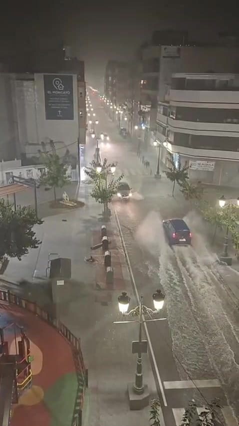 Overnight rain overwhelms drains in Plaza de los Pescadores, leaving Avenida del País Valenciano flooded with sewage